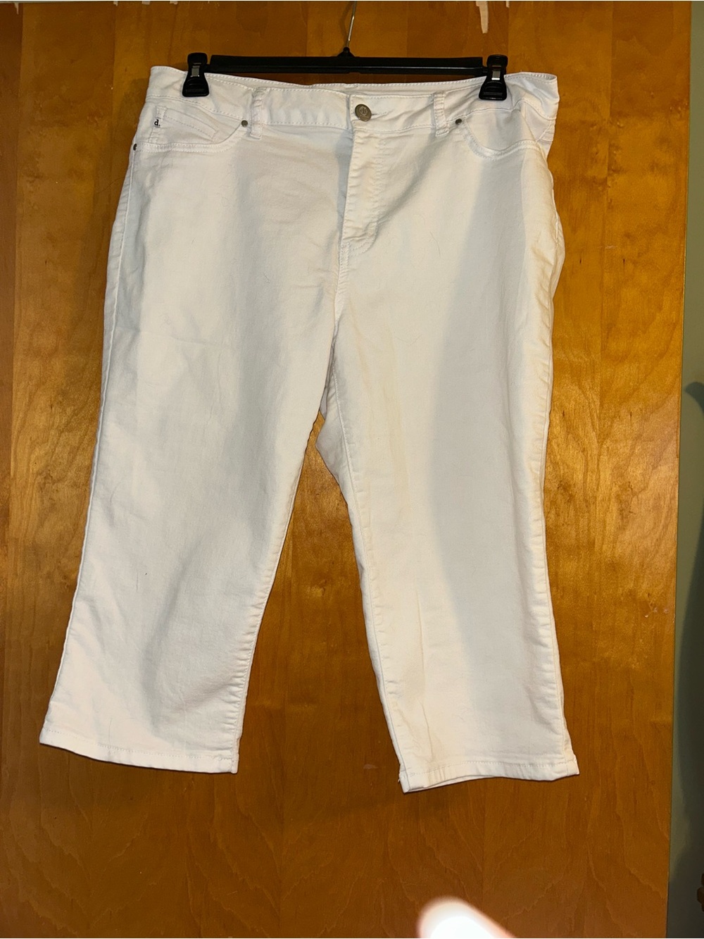 d. jeans White Capri Pants